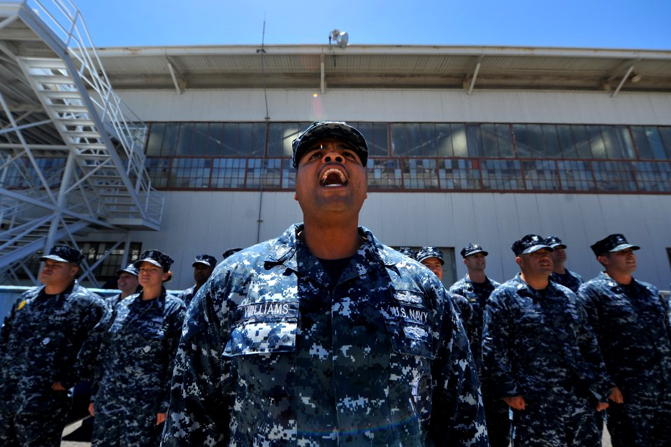 USS Denver's arrival at Pearl Harbor 140807-N-IU636-422