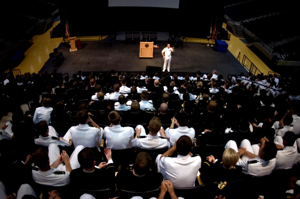 US Navy 070521-N-0696M-253 Chief of Naval Operations (CNO) Adm. Mike Mullen speaks with United States Naval Academy Midshipmen class of 2007 at Alumni Hall