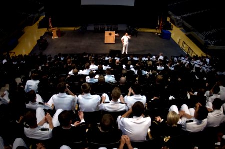 US Navy 070521-N-0696M-253 Chief of Naval Operations (CNO) Adm. Mike Mullen speaks with United States Naval Academy Midshipmen class of 2007 at Alumni Hall