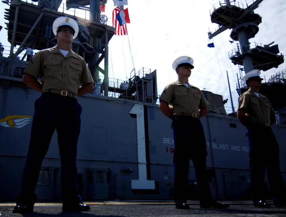 US Navy 070523-N-8923M-190 Marines stand at parade rest as amphibious assault ship USS Wasp (LHD 1) travels up the Hudson River