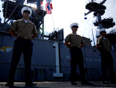 US Navy 070523-N-8923M-190 Marines stand at parade rest as amphibious assault ship USS Wasp (LHD 1) travels up the Hudson River
