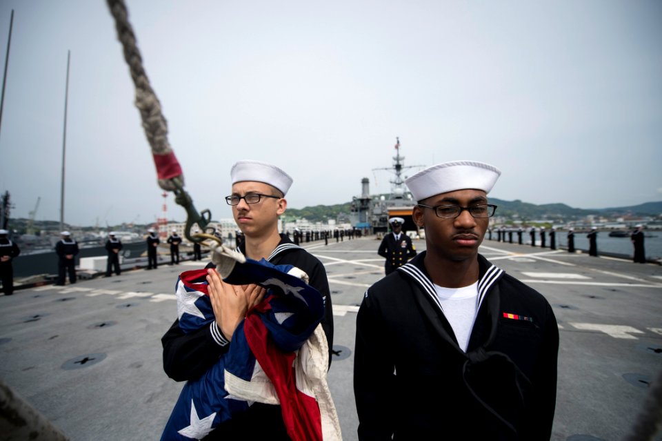 USS Denver pulls into port 140427-N-ZU025-040