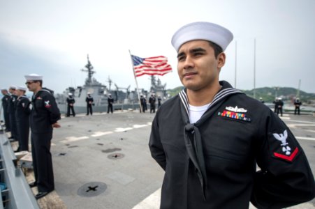 USS Denver pulls into port 140427-N-ZU025-089