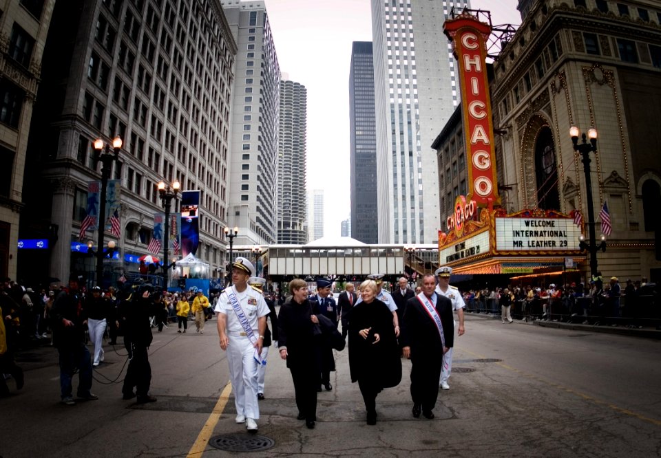 US Navy 070526-N-0696M-712 CNO attends Chicago Memorial Day parade