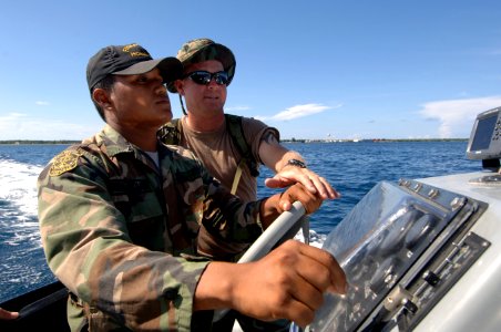 US Navy 070529-N-0989H-079 Master-at-Arms 1st Class Glen Bednarz, Expeditionary Training Command, assists a Honduran Mmarine Force member during small boat operations information exchanges