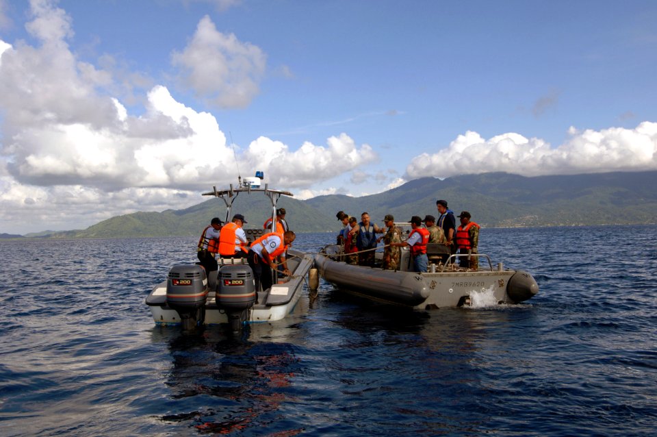 US Navy 070529-N-0989H-118 Service members from the U.S. Navy Expeditionary Training Command and the U.S. Coast Guard International Training Division demonstrate proper vessel towing procedures to Honduran navy, marine force an