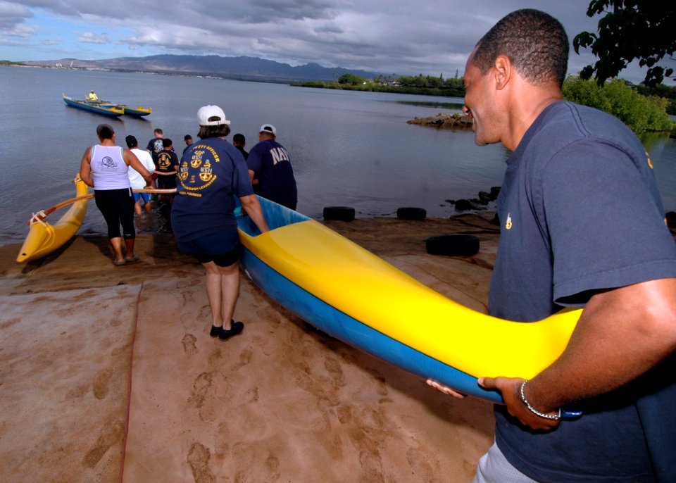 US Navy 070601-N-0879R-001 Members of the Naval Station Pearl Harbor Chief Petty Officers Association start their day paddling at the Rainbow Bay Marina in Pearl Harbor