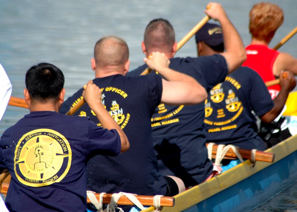 US Navy 070601-N-0879R-002 Members of the Naval Station Pearl Harbor Chief Petty Officers Association start their day paddling at the Rainbow Bay Marina in Pearl Harbor