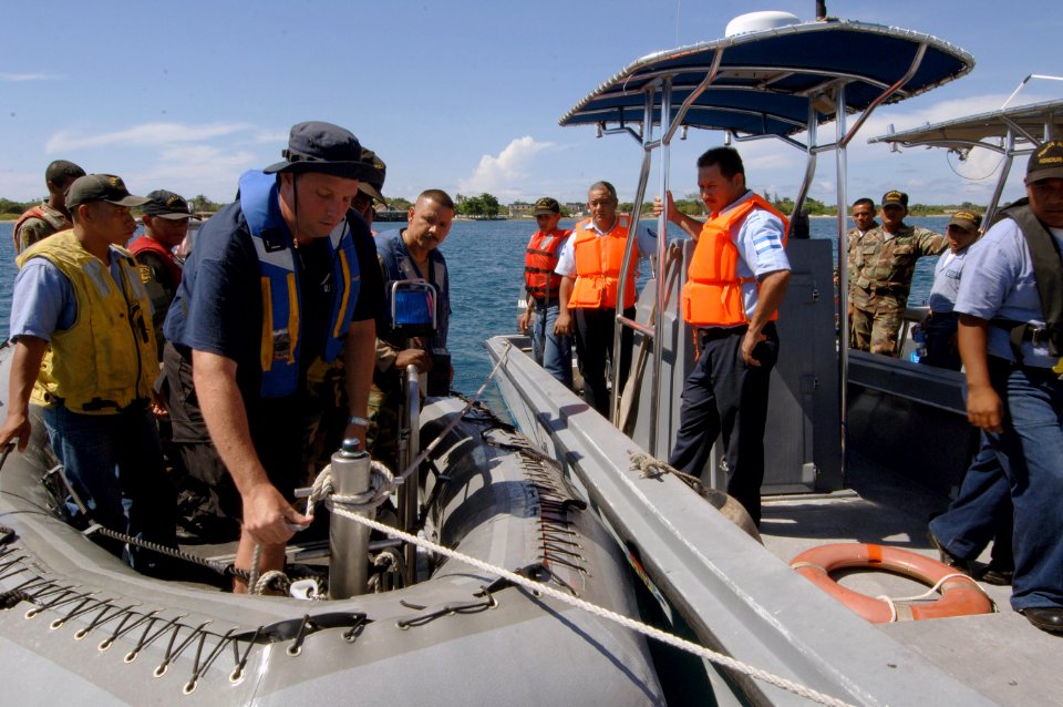 US Navy 070529-N-0989H-018 Members from the U.S. Navy Expeditionary Training Command and U.S. Coast Guard International Training Division demonstrate proper vessel towing procedures to Honduran navy, marine force and port autho