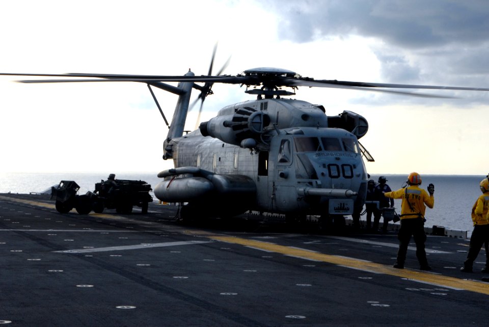 US Navy 070531-N-0841E-064 A CH-53E Super Stallion, assigned to the Ironhorses of Marine Heavy Helicopter Squadron (HMH) 461, sits on the flight deck of amphibious assault ship USS Kearsarge (LHD 3) during a composite unit exer