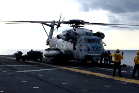 US Navy 070531-N-0841E-064 A CH-53E Super Stallion, assigned to the Ironhorses of Marine Heavy Helicopter Squadron (HMH) 461, sits on the flight deck of amphibious assault ship USS Kearsarge (LHD 3) during a composite unit exer photo