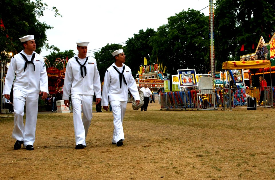 US Navy 070607-N-2143T-010 Sailors from the guided-missile cruiser USS Bunker Hill (CG 52) enjoy the Waterfront Carnival as part of Portland's Fleet Week festivities during the city's 100th Annual Rose Festival