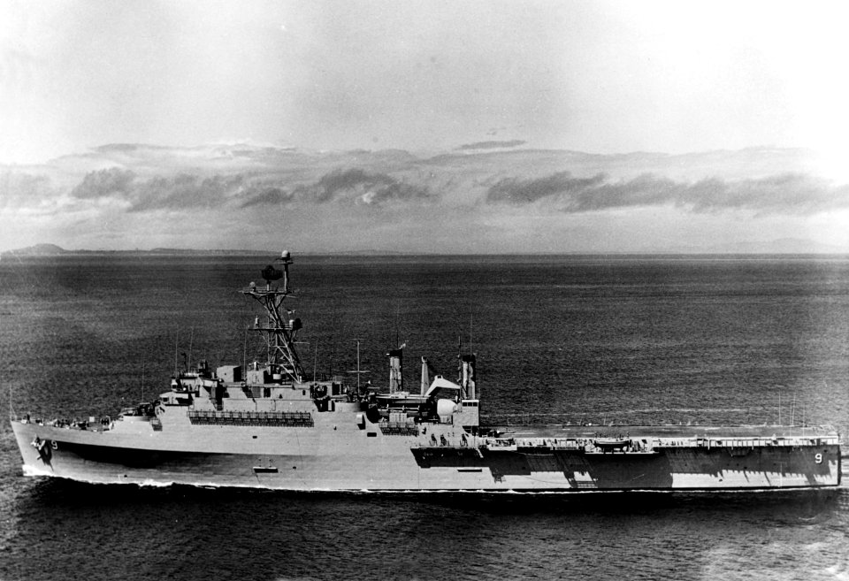 USS Denver (LPD-9) underway in Puget Sound, Washington (USA), on 27 June 1968 (NH 107701)