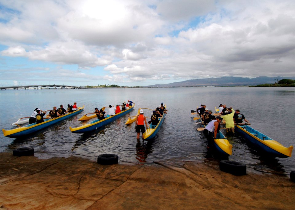 US Navy 070601-N-0879R-005 Members of the Naval Station Pearl Harbor Chief Petty Officers Association start their day paddling at the Rainbow Bay Marina in Pearl Harbor