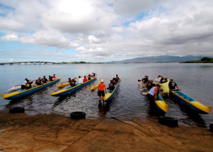 US Navy 070601-N-0879R-005 Members of the Naval Station Pearl Harbor Chief Petty Officers Association start their day paddling at the Rainbow Bay Marina in Pearl Harbor
