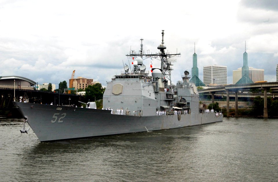 US Navy 070607-N-2143T-002 The guided-missile cruiser USS Bunker Hill (CG 52) arrives to help celebrate Portland's Fleet Week festivities during the city's 100th annual Rose Festival