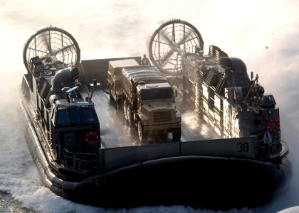 US Navy 070613-N-7955L-013 A landing craft air cushion (LCAC) delivers vehicles to amphibious assault ship USS Kearsarge (LHD 3)