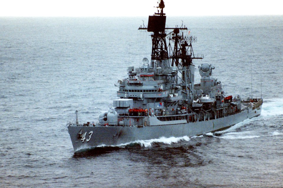 USS Dahlgren (DDG-43) underway in the North Atlantic Ocean on 5 September 1988 (6440086)