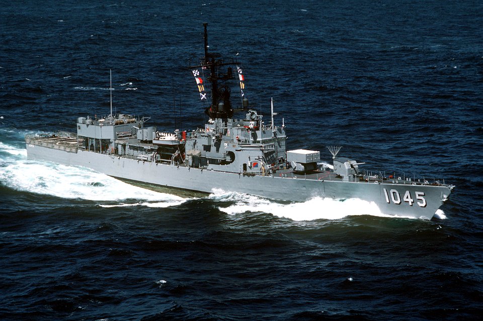 USS Davidson (FF-1045) underway on 1 July 1986 (6421920)