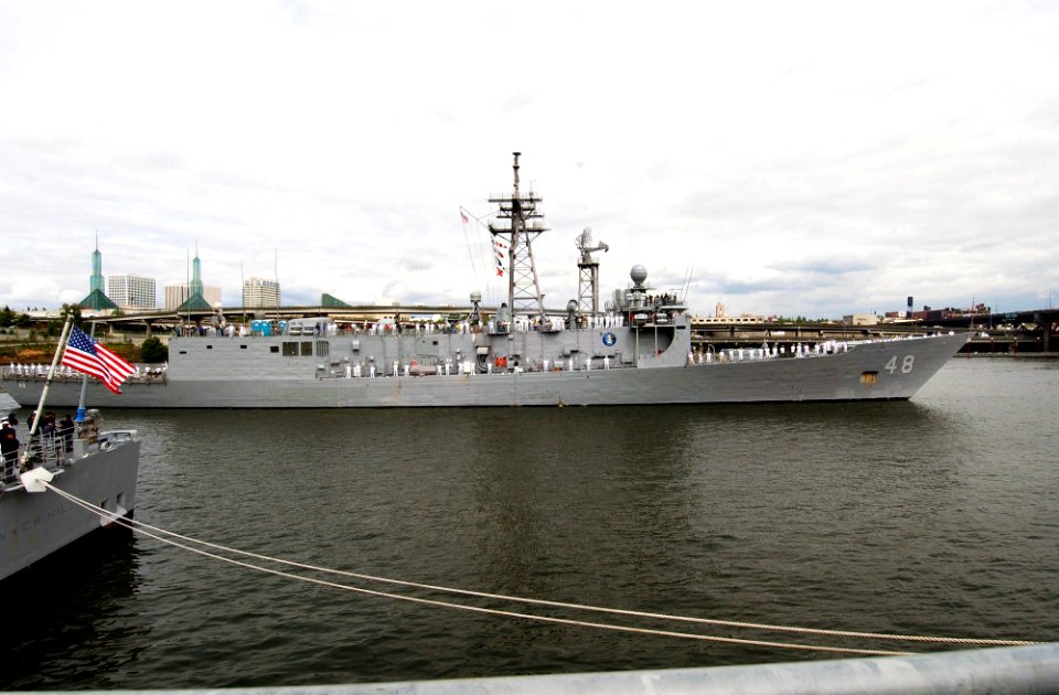 US Navy 070607-N-2143T-006 The Oliver Hazard Perry-class frigate, USS Vandegrift (FFG 48) arrives to help celebrate Portland's Fleet Week festivities during the city's 100th Annual Rose Festival