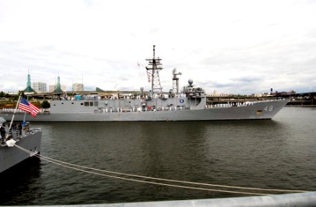 US Navy 070607-N-2143T-006 The Oliver Hazard Perry-class frigate, USS Vandegrift (FFG 48) arrives to help celebrate Portland's Fleet Week festivities during the city's 100th Annual Rose Festival