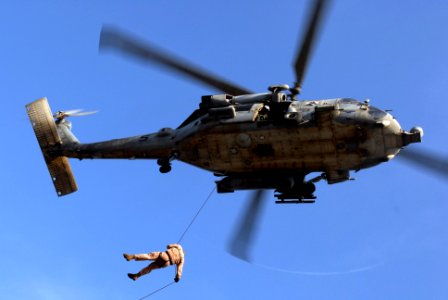 US Navy 070606-N-2659P-284 Navy Diver 1st Class Geno Jahrling rappels from an HH-60H Seahawk, attached to the Eightballers of Helicopter Anti-Submarine Squadron (HS) 8, over amphibious assault ship USS Bonhomme Richard (LHD 6)