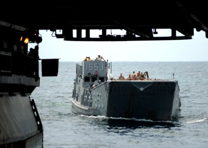 US Navy 070615-N-0841E-051 Landing Craft Utility (LCU) 1653 assigned to Assault Craft Unit (ACU) 4 loaded with Marines from Marine Expeditionary Unit (MEU) 22 makes an approach into the well deck of amphibious assault ship USS