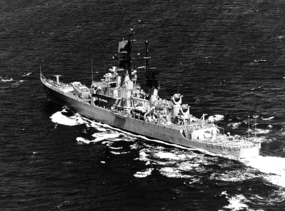USS Dale (DLG-19) underway in the Caribbean Sea in 1972