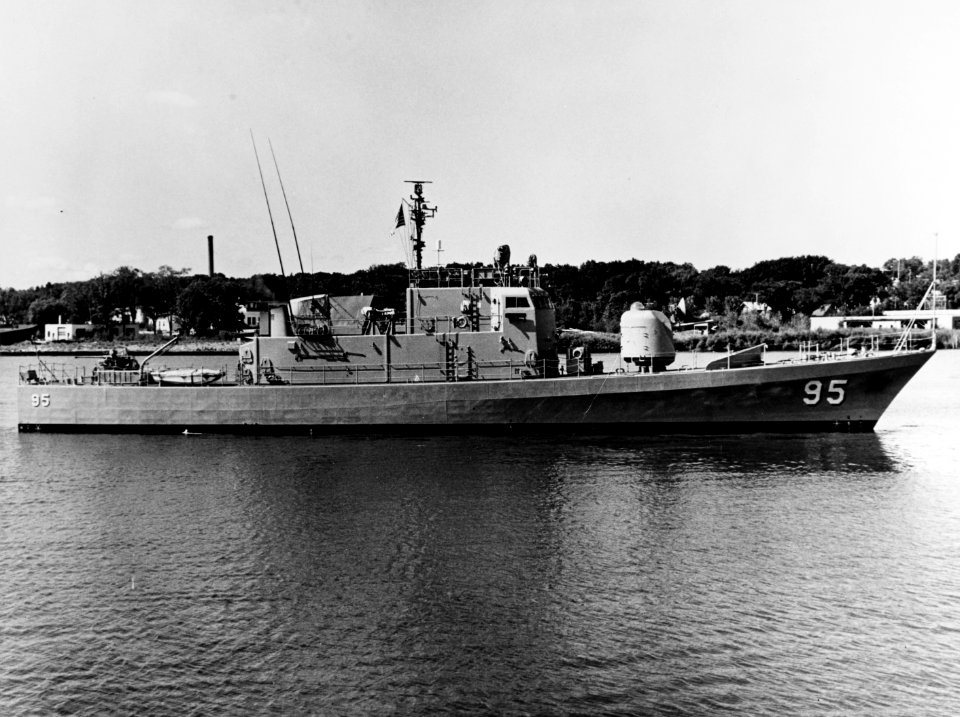 USS Defiance (PG-95) underway in Sturgeon Bay on 21 August 1969