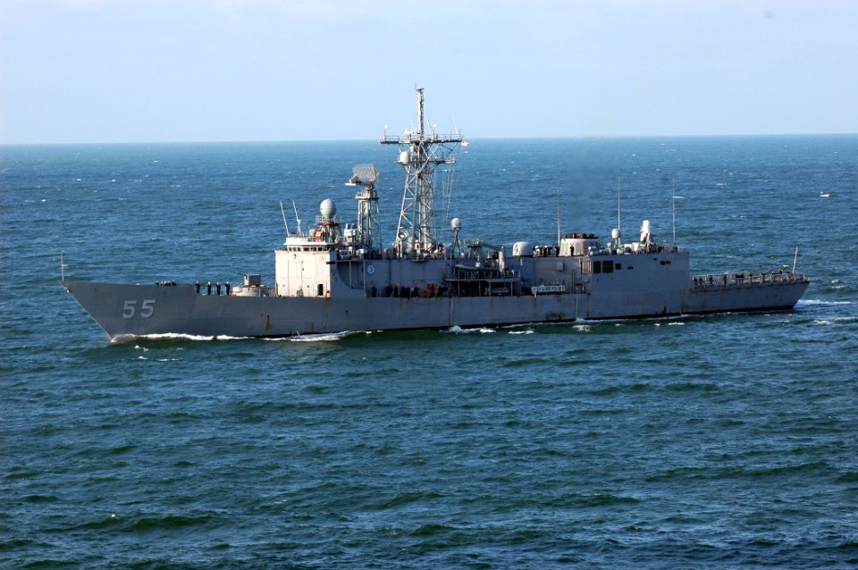 US Navy 070613-N-4014G-179 Guided-missile frigate USS Elrod (FFG 55) sails toward Norfolk, Va