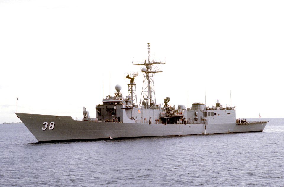 USS Curts (FFG-38) underway on 16 November 1992 (6485321)