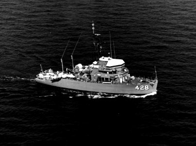USS Dash (MSO-428) underway in the Atlantic Ocean, circa in 1980 (KN-31147)