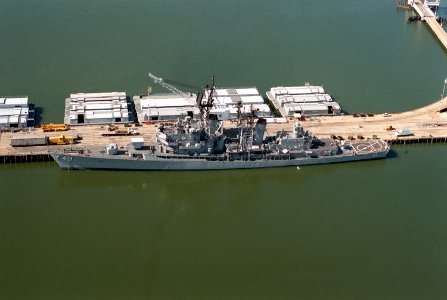USS Dahlgren (DDG-43) at NWS Yorktown 1990