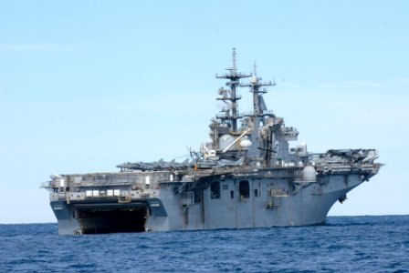 US Navy 070617-N-6936D-045 USS Essex conducts a beach landing rehearsal during Exercise Talisman Saber (TS 07)