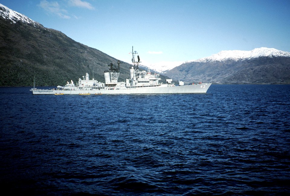 USS Dahlgren (DDG-43) in the Strait of Magellan on 20 October 1991 (6477862)