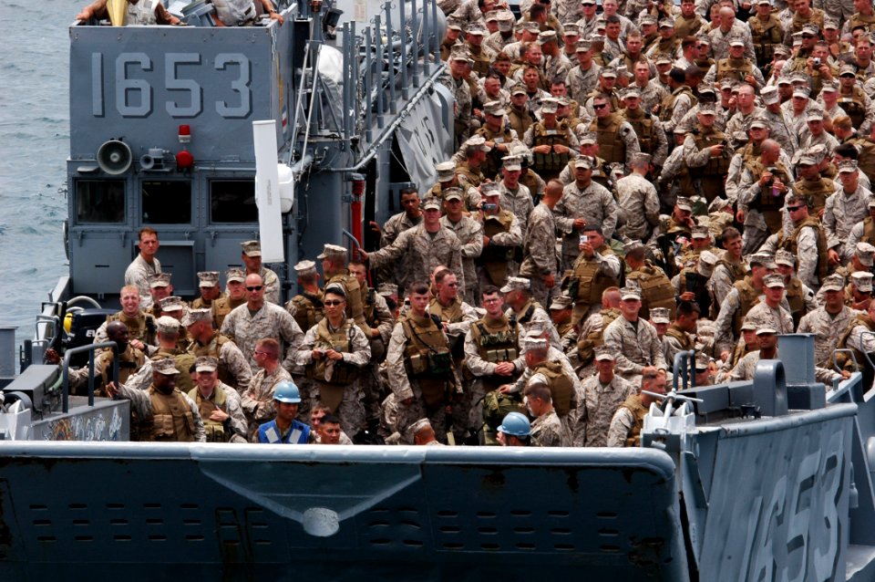 US Navy 070615-N-5033P-022 Landing Craft Unit (LCU) 1653 transports Marines from Marine Expeditionary Unit (MEU) 22 to amphibious assault ship USS Kearsarge (LHD 3) during Kearsarge Expeditionary Strike Group's Certificat