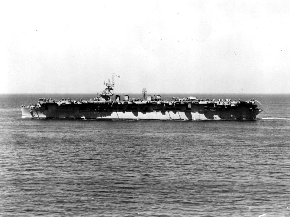 USS Cowpens (CV-25) underway, circa in June 1943 (148727940)