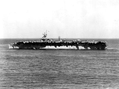 USS Cowpens (CV-25) underway, circa in June 1943 (148727940)
