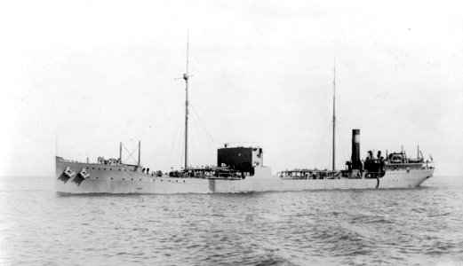 USS Cuyama (AO-3) off the Mare Island Naval Shipyard, California (USA), following her launching on 17 June 1916 (S-555.01)