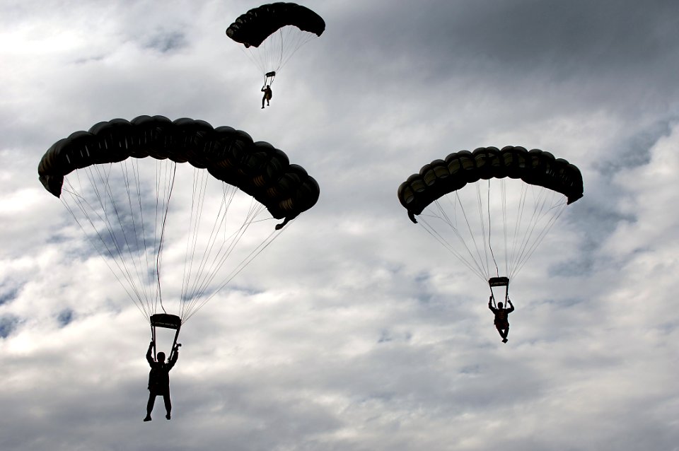 US Navy 070617-F-1644L-022 Soldiers from the 3rd Battalion Royal Australian Regiment, Reconnaissance Platoon, make a practice jump in preparation for the upcoming exercise Talisman Saber 07 (TS07)