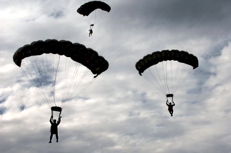 US Navy 070617-F-1644L-022 Soldiers from the 3rd Battalion Royal Australian Regiment, Reconnaissance Platoon, make a practice jump in preparation for the upcoming exercise Talisman Saber 07 (TS07) photo