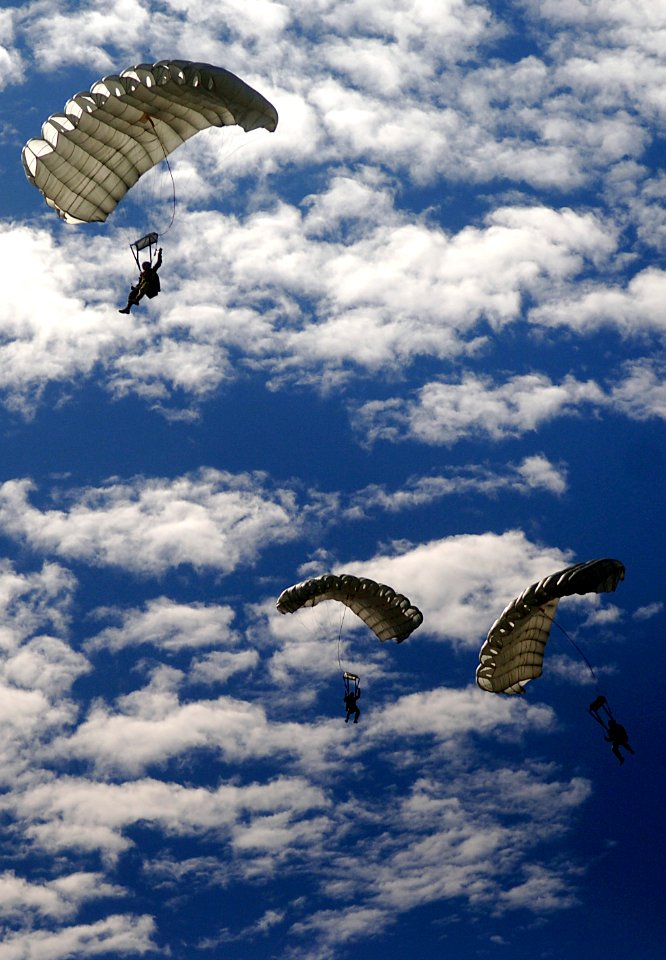 US Navy 070617-F-1644L-008 Soldiers from the 3rd Battalion Royal Australian Regiment, Reconnaissance Platoon, make a practice jump in preparation for the upcoming exercise Talisman Saber 07 (TS07)