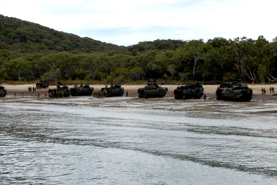 US Navy 070617-N-6936D-099 U.S. and Australian forces conduct a rehearsal beach landing during exercise Talisman Saber 07 (TS07)