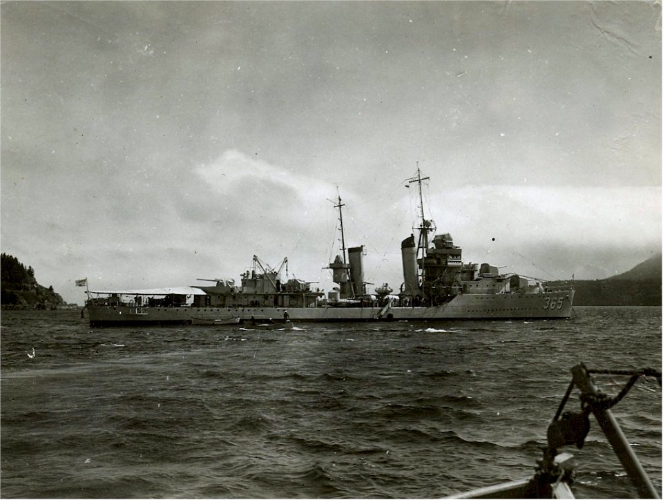 USS Cummings (DD-365) at Bar Harbor, Maine (USA), in August 1937