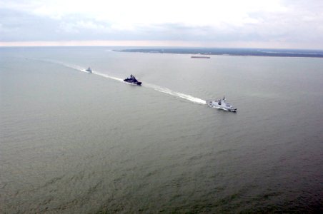 US Navy 070615-N-5758H-266 FS La Fayette (F710) of France, RFS Admiral Chabanenko (650) of Russia and HMS Portland (F79) of the United Kingdom sail into port at Naval Station Norfolk to participate in FRUKUS photo