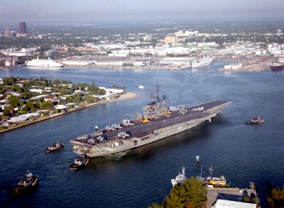 USS Coral Sea (CV-43) at Fort Lauderdale, Florida (USA), on 26 February 1989 (6482966)