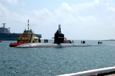 US Navy 070622-N-1522S-001 Fast-attack submarine USS Jacksonville (SSN 699) prepares to moor pierside at Naval Station Mayport photo