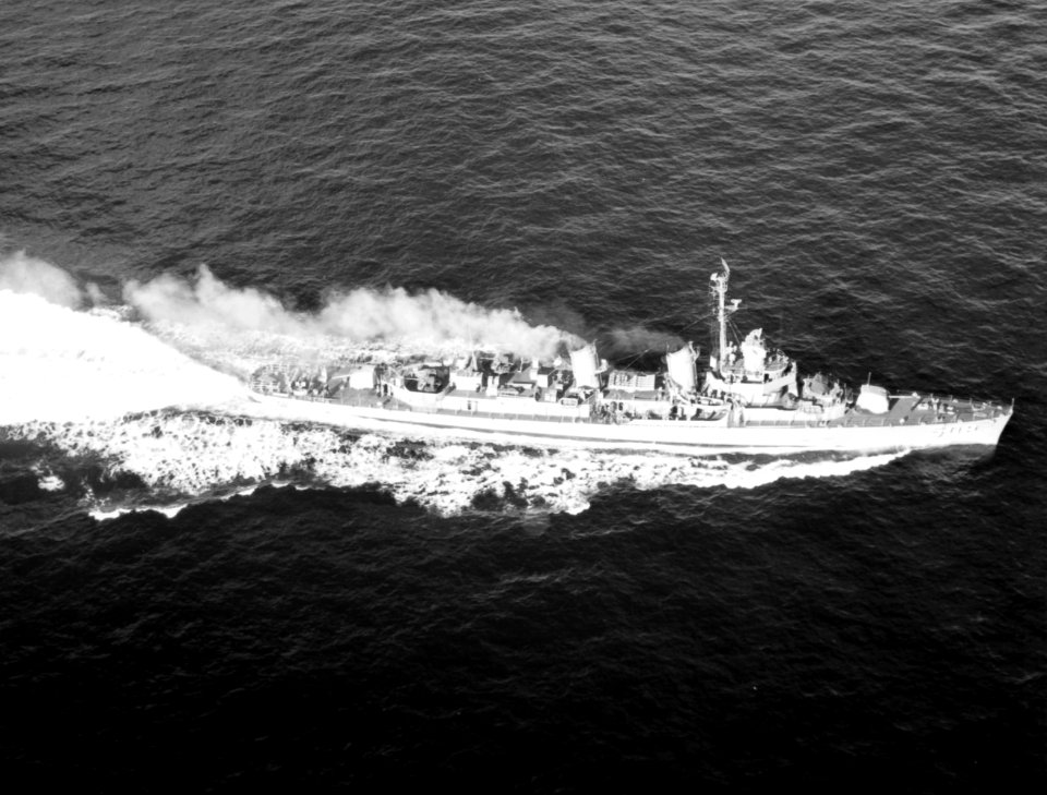 USS Cony (DDE-508) underway on 15 December 1949 (24746319)