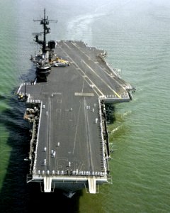 USS Coral Sea (CV-43) returns to Naval Station Norfolk, Virginia (USA), in 1986 (6482925)