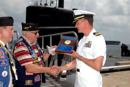 US Navy 070622-N-1522S-014 Fast-attack submarine USS Jacksonville (SSN 699) Commanding Officer, Cmdr. John Kropcho receives a plaque celebrating their visit to Jacksonville, Fla., from the United States Submarine Veterans, Inc